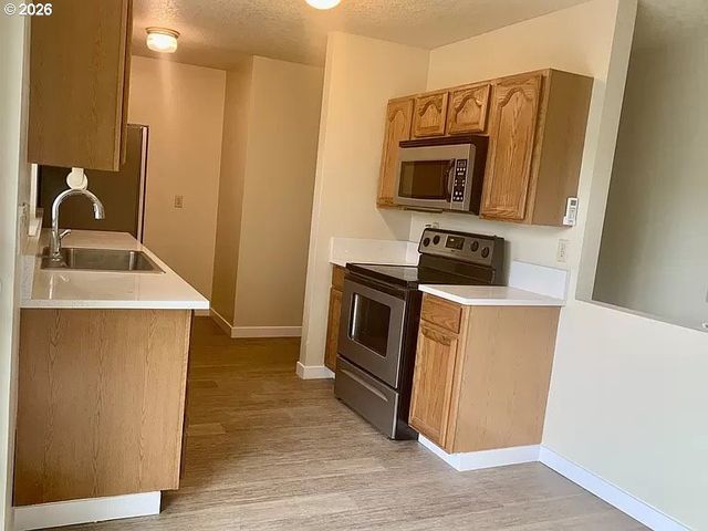 9295 Sw HILL St, Portland, OR 97223