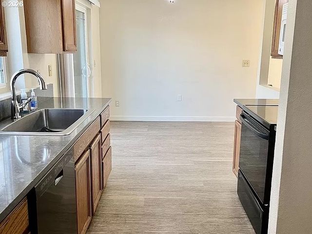 9295 Sw HILL St, Portland, OR 97223