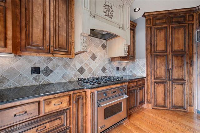 1900 NE 159th Street, Smithville, MO 64089