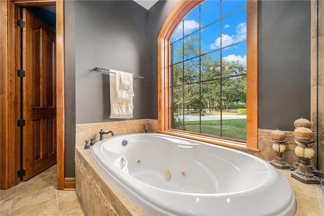 1900 NE 159th Street, Smithville, MO 64089
