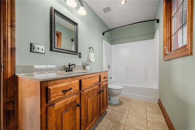 1900 NE 159th Street, Smithville, MO 64089
