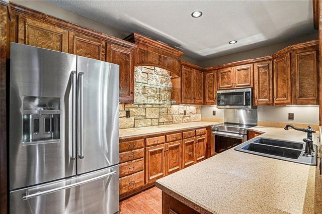 1900 NE 159th Street, Smithville, MO 64089