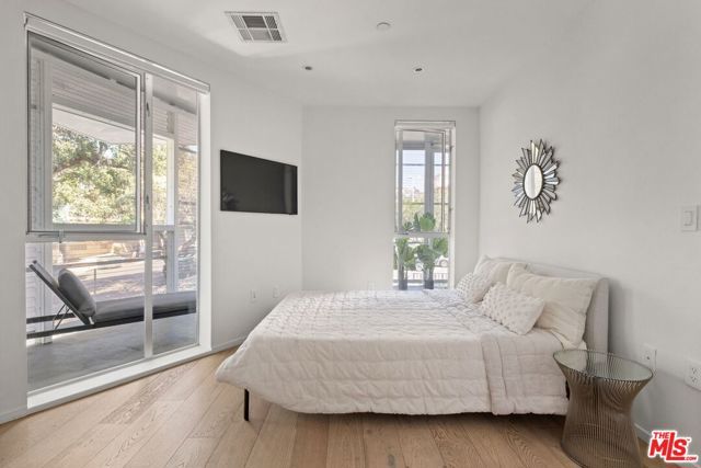 1030 N Kings Road 201, West Hollywood, CA 90069