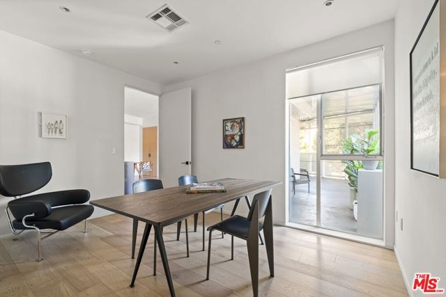 1030 N Kings Road 201, West Hollywood, CA 90069