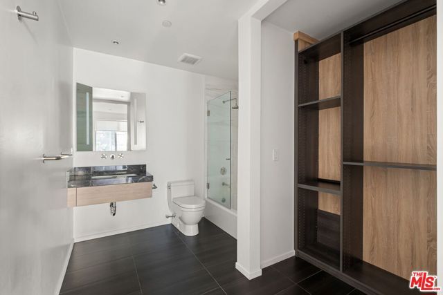 1030 N Kings Road 201, West Hollywood, CA 90069