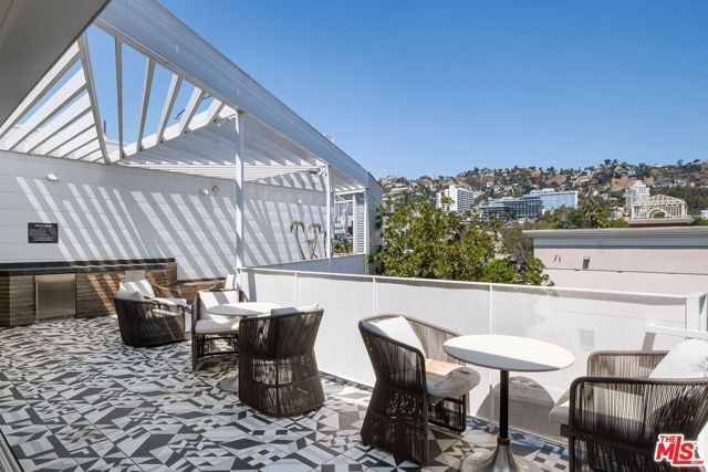 1030 N Kings Road 201, West Hollywood, CA 90069