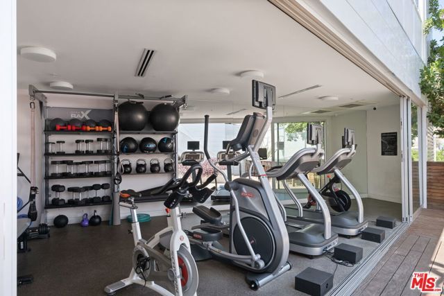 1030 N Kings Road 201, West Hollywood, CA 90069