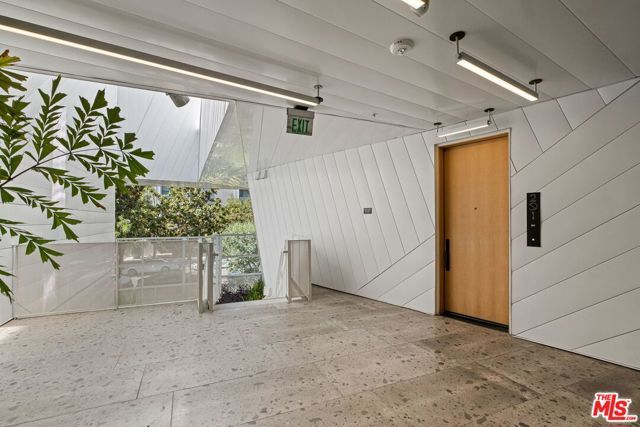 1030 N Kings Road 201, West Hollywood, CA 90069