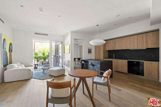 1030 N Kings Road 201, West Hollywood, CA 90069
