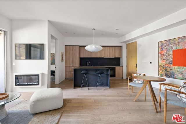 1030 N Kings Road 201, West Hollywood, CA 90069