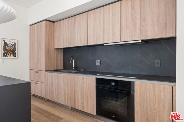 1030 N Kings Road 201, West Hollywood, CA 90069