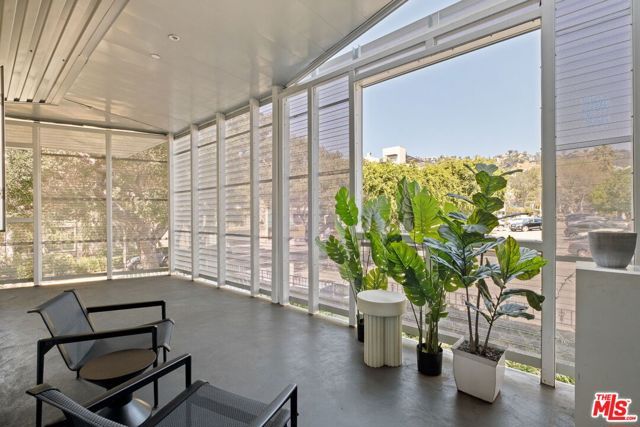 1030 N Kings Road 201, West Hollywood, CA 90069