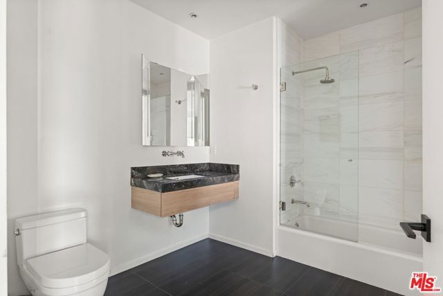 1030 N Kings Road 201, West Hollywood, CA 90069