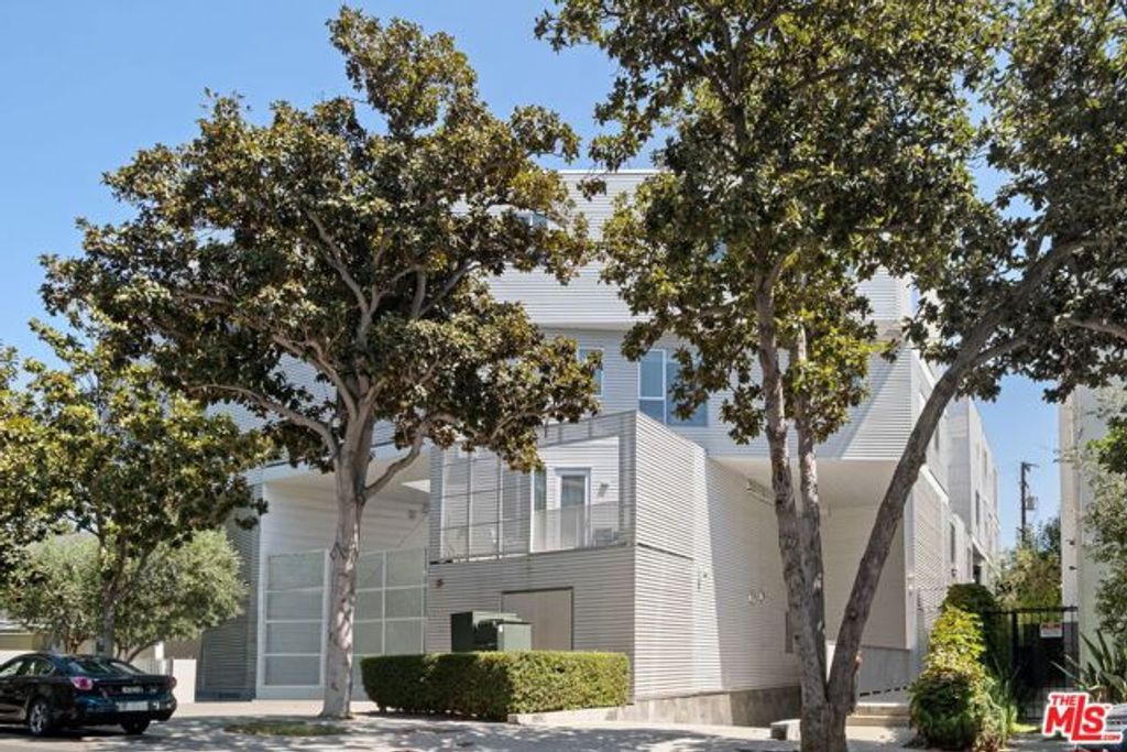 1030 N Kings Road 201, West Hollywood, CA 90069