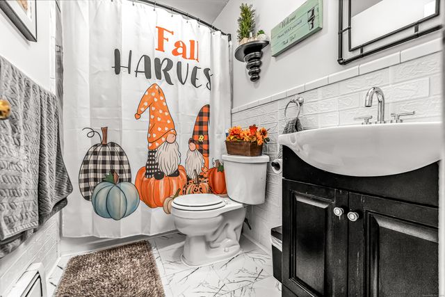 35 Kent Avenue, Bridgeport, CT 06610