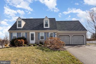 15 NINA DR, York, PA 17402