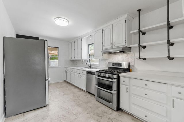 906 Sherwood Avenue, Saint Paul, MN 55106