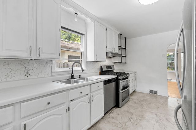 906 Sherwood Avenue, Saint Paul, MN 55106