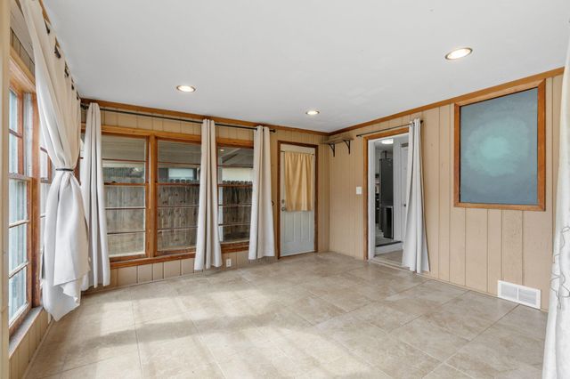 906 Sherwood Avenue, Saint Paul, MN 55106