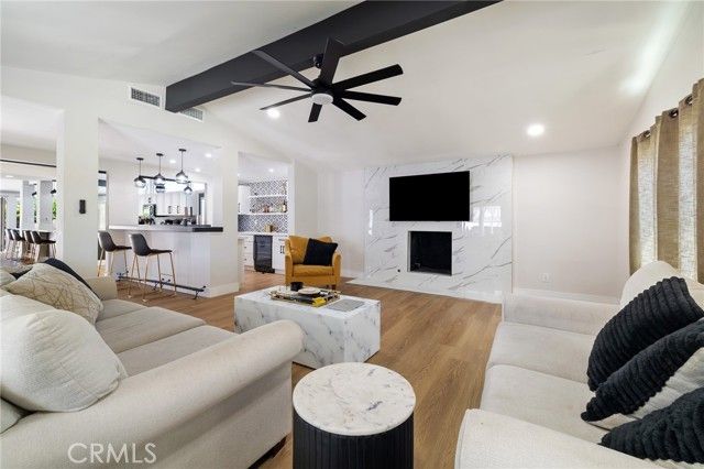 19945 Gresham Street, Northridge (los Angeles), CA 91324