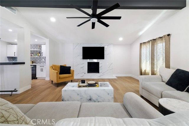 19945 Gresham Street, Northridge (los Angeles), CA 91324