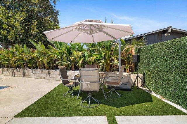 19945 Gresham Street, Northridge (los Angeles), CA 91324