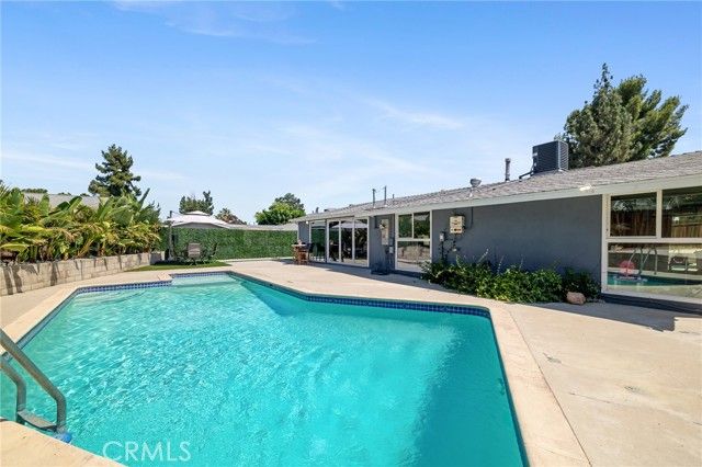 19945 Gresham Street, Northridge (los Angeles), CA 91324