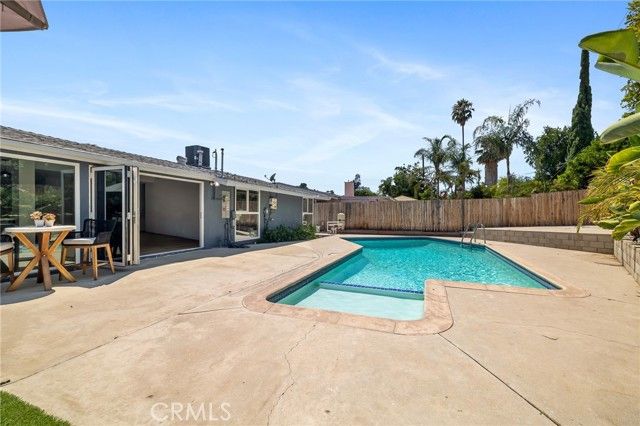 19945 Gresham Street, Northridge (los Angeles), CA 91324