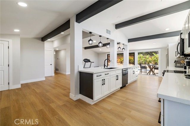 19945 Gresham Street, Northridge (los Angeles), CA 91324