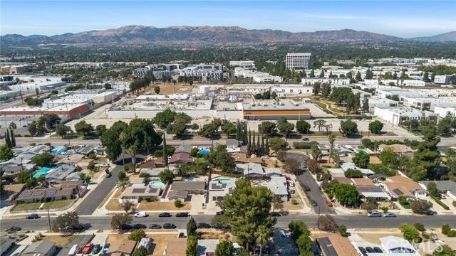 19945 Gresham Street, Northridge (los Angeles), CA 91324