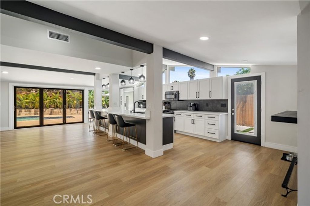 19945 Gresham Street, Northridge (los Angeles), CA 91324