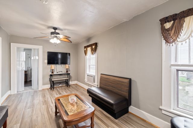 804 E 21st Court, Des Moines, IA 50317