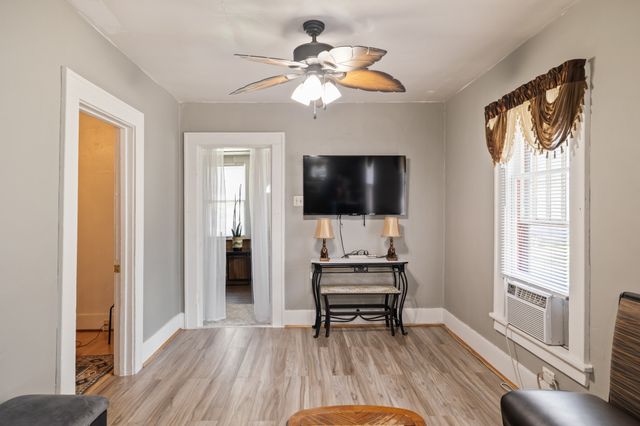 804 E 21st Court, Des Moines, IA 50317