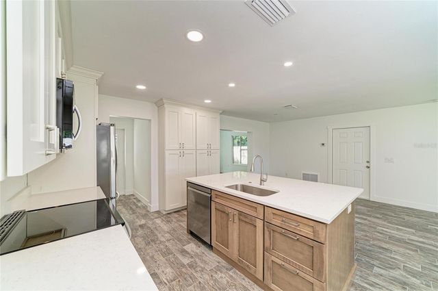 6105 7TH AVENUE DRIVE W, Bradenton, FL 34209