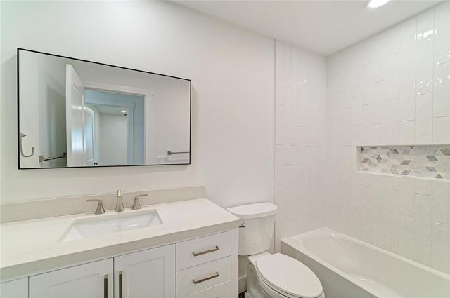 6105 7TH AVENUE DRIVE W, Bradenton, FL 34209