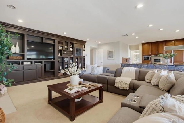2171 Paseo Grande, El Cajon, CA 92019