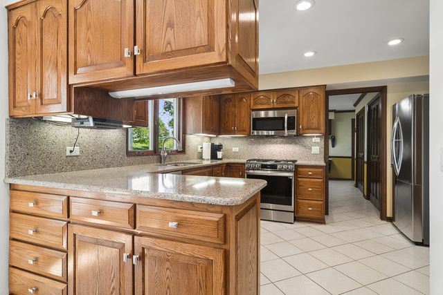 135 Hillcrest Court, Barrington, IL 60010