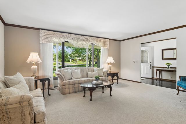 135 Hillcrest Court, Barrington, IL 60010
