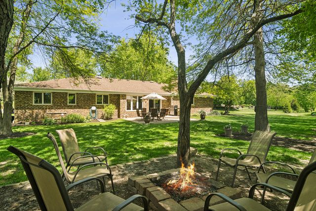 135 Hillcrest Court, Barrington, IL 60010