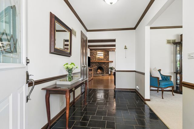 135 Hillcrest Court, Barrington, IL 60010