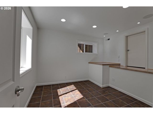 14030 Nw LAKEVIEW Dr, Portland, OR 97229