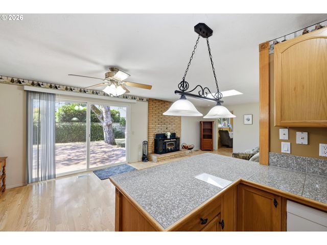 4700 THUNDERBIRD St, Eugene, OR 97404