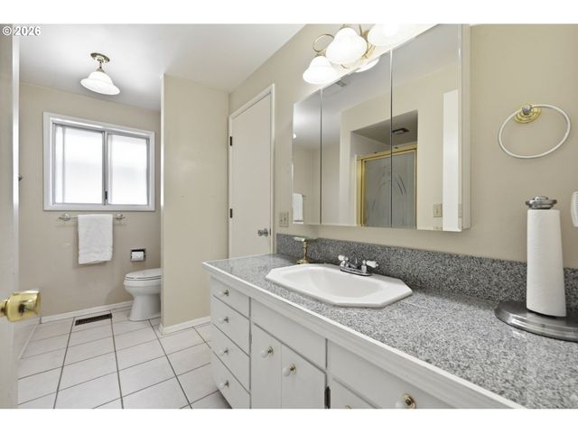 4700 THUNDERBIRD St, Eugene, OR 97404