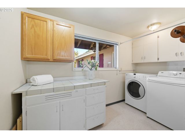 4700 THUNDERBIRD St, Eugene, OR 97404