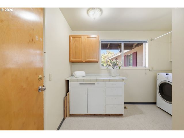 4700 THUNDERBIRD St, Eugene, OR 97404