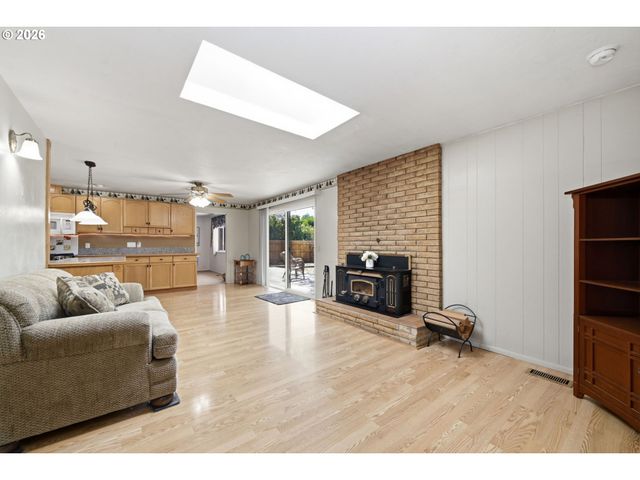4700 THUNDERBIRD St, Eugene, OR 97404