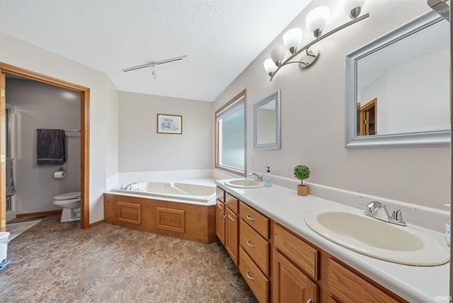 2204 Cedarwood Way, Fort Wayne, IN 46804
