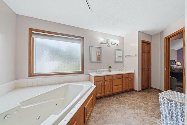 2204 Cedarwood Way, Fort Wayne, IN 46804