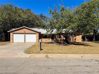 302 Bowles Court, Kennedale, TX 76060