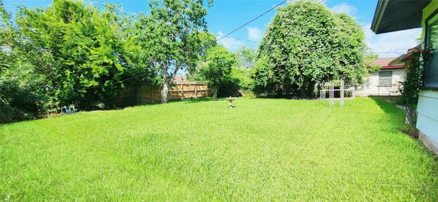 1735 W 10th Street, Freeport, TX 77541